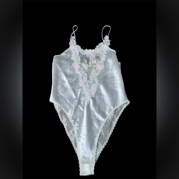 Victoria’s Secret intimates& sleepwear - Picture 1 of 4